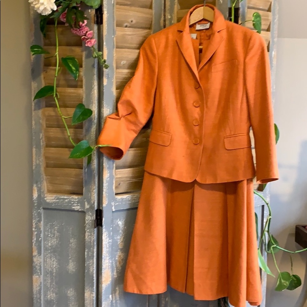 Akris Punto 💯 % Silk split neck dress suit 🤩